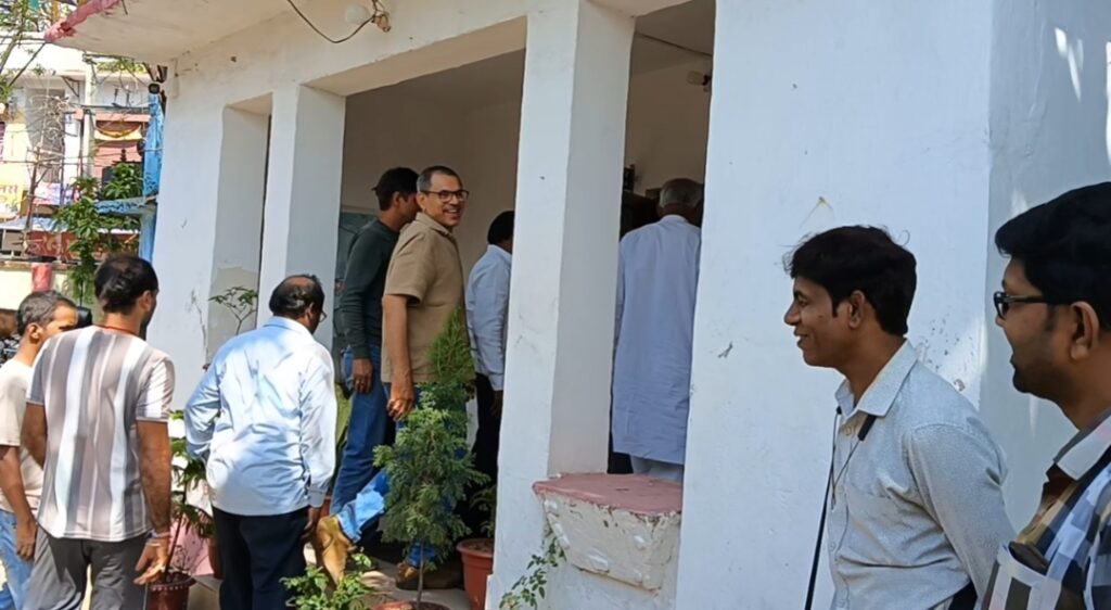 प्रेस कॉन्फ्रेंस के दौरान पहुंचा दूसरा पक्ष