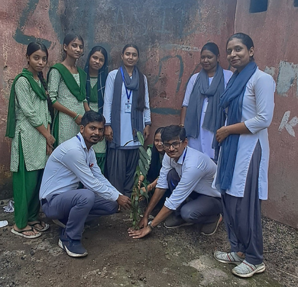 वृक्षारोपण | उर्दु उत्क्रमित मध्य विद्यालय शिमला बहाल में किया गया वृक्षारोपण | कार्यक्रम के मध्‍यम से फैलाया गया जागरूकता