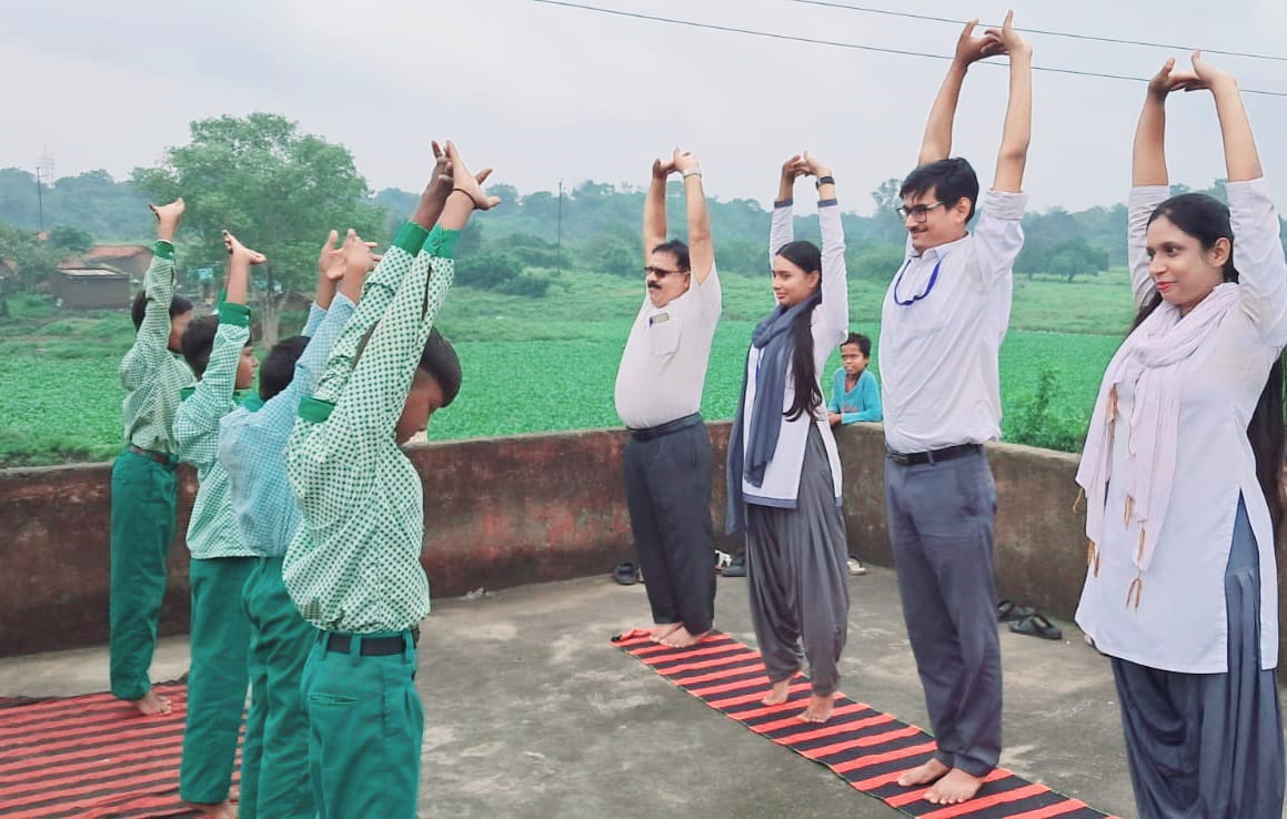 योगा कार्यक्रम | शिमलाबहाल के उर्दू उत्क्रमित मध्य विद्यालय में योगा कार्यक्रम आयोजित