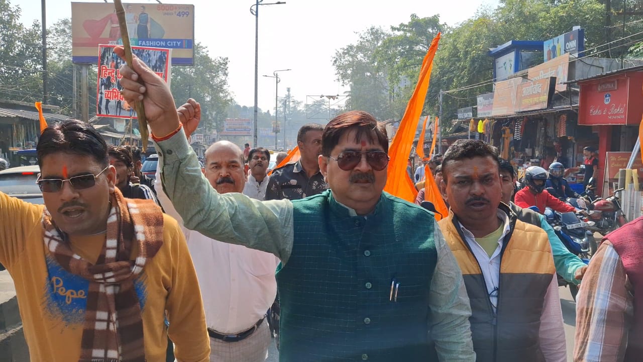 Protest against attack on Hindus in Bangladesh: बांग्लादेश में हिंदुओं पर अत्याचार के खिलाफ धनबाद में हिंदू संगठनों का प्रदर्शन