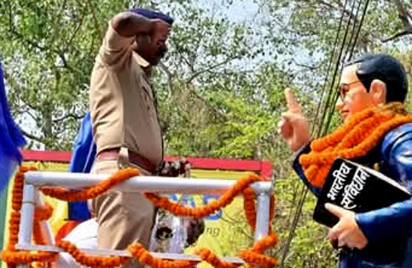 डीआरएम चौक पर जिला प्रशासन ने दी बाबा साहेब को श्रद्धांजलि