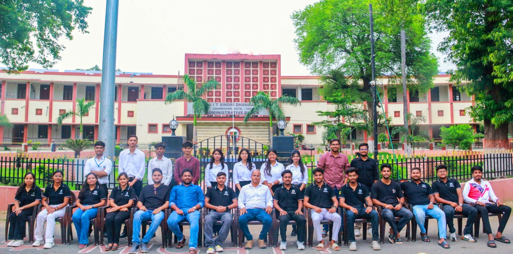 बीआईटी सिंदरी मॉडल क्लब ने यादगार फोटोशूट के जरिए दी सीनियर्स को भावभीनी विदाई