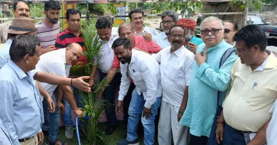 Dhanbad News: एके राय मूर्ति स्थल में पौधा रोपण किया गया