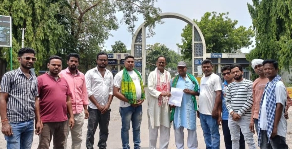 झामुमो ने HURL Sindri को सौंपा मांग पत्र