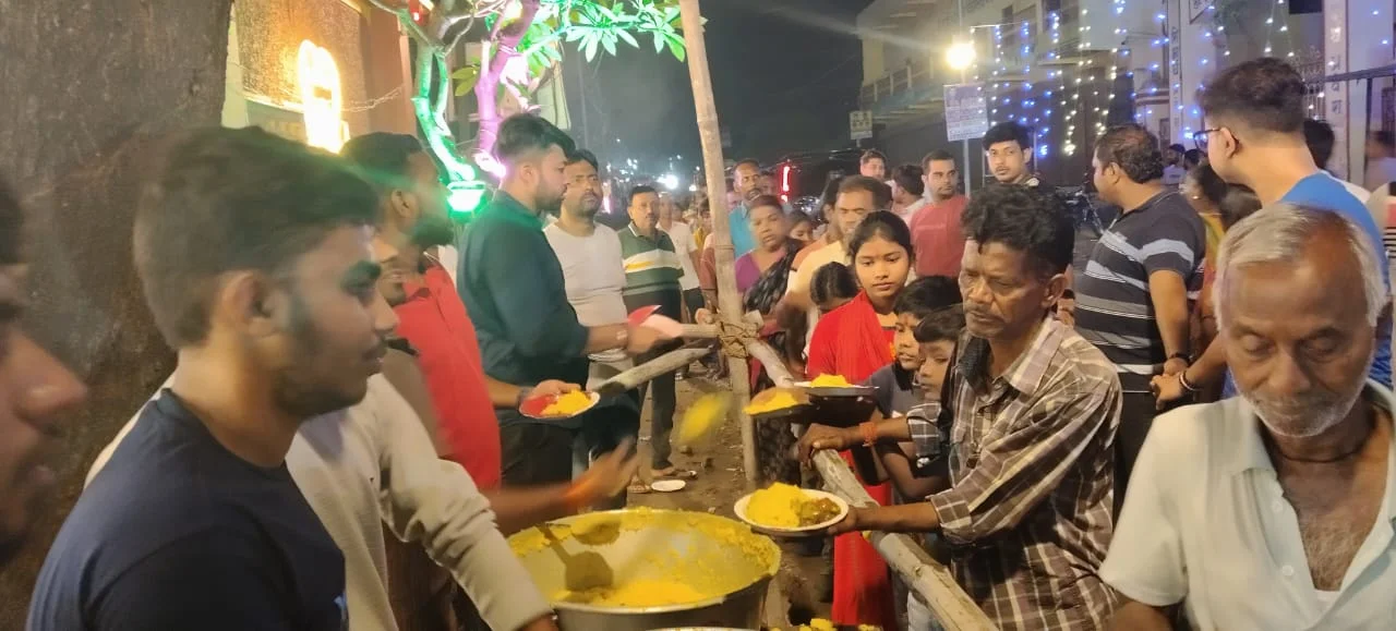 Katras News: पंचगढ़ी काली मंदिर के महाभंडारे में उमड़ा श्रद्धालुओं का जनसैलाब