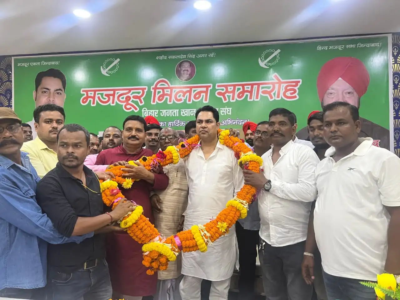श्रमिक नेता रणविजय सिंह की उपस्थिति में मजदूर मिलन समारोह का आयोजन