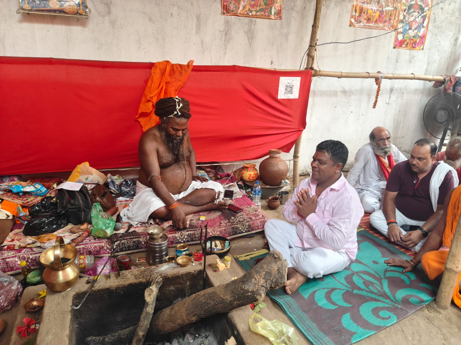 आशीर्वाद करते वाशिष्ठ चौहान